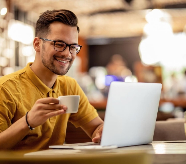 homme-souriant-surfant-net